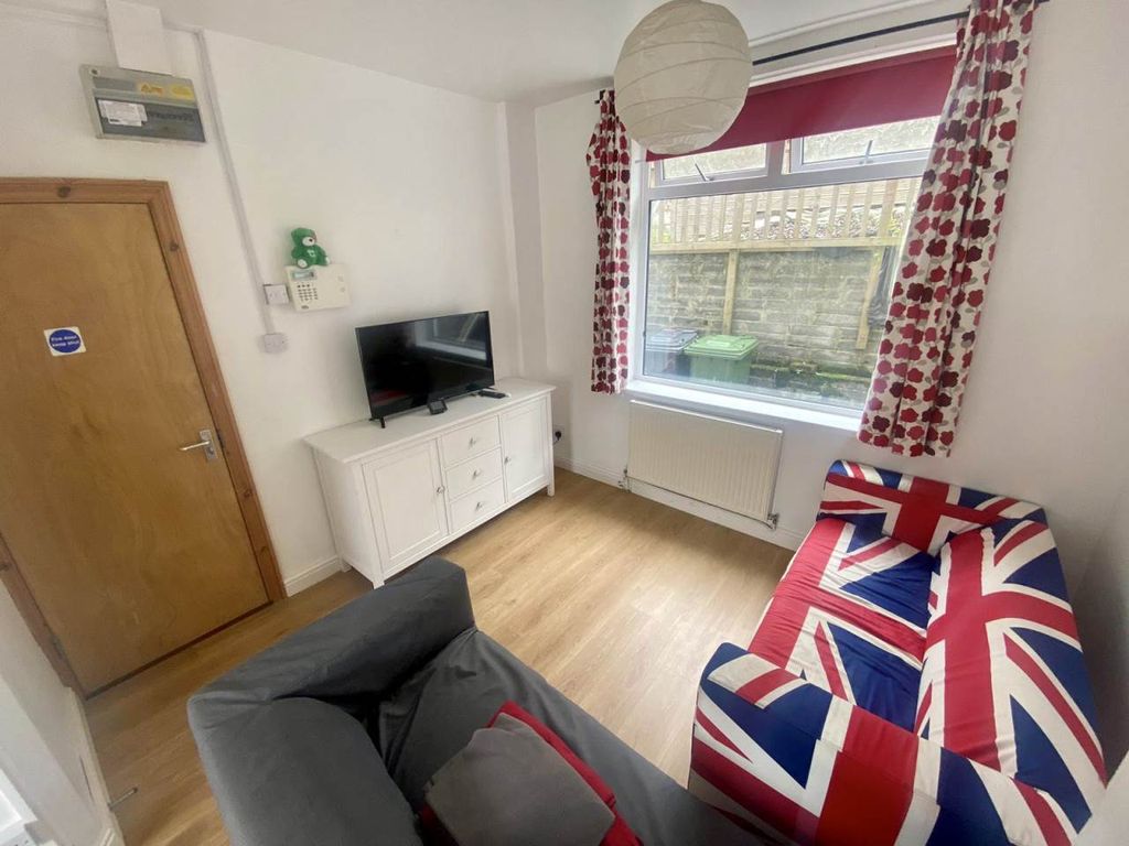 Property photo 3 of 13 Lounge 2