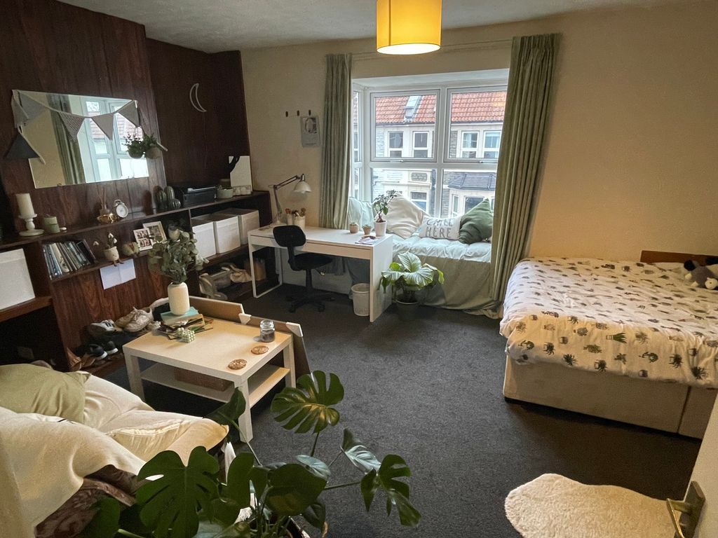 Property photo 1 of 6 A Spacious And Inviting Large Double Bedroom Featu...