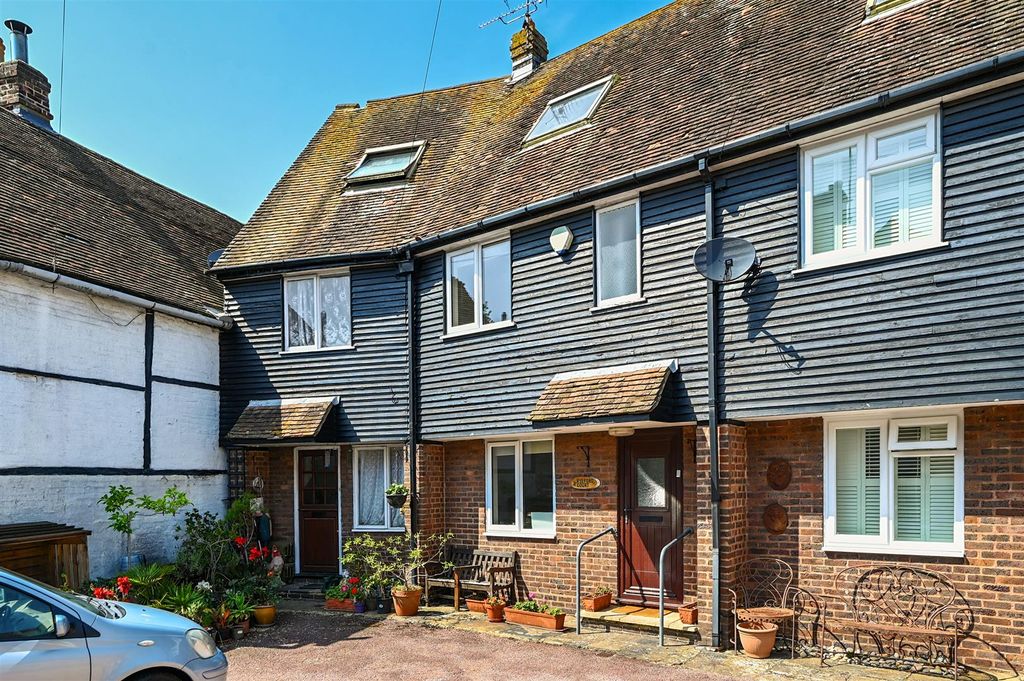 Property photo 1 of 15 2 Ryeford Court Tn31 (14)