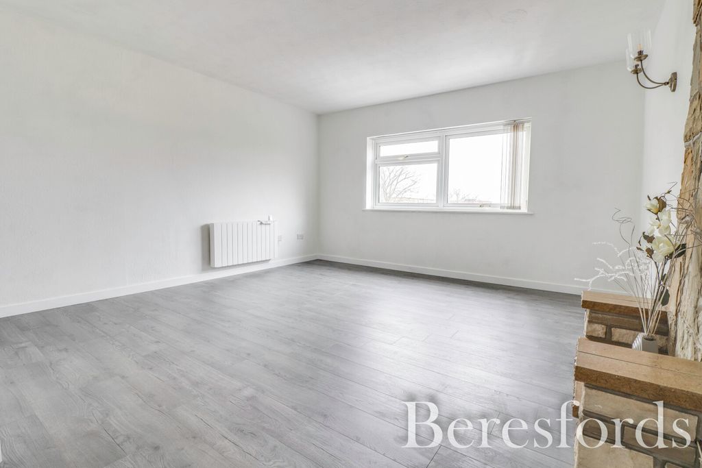 Property photo 3 of 8 Picture 3