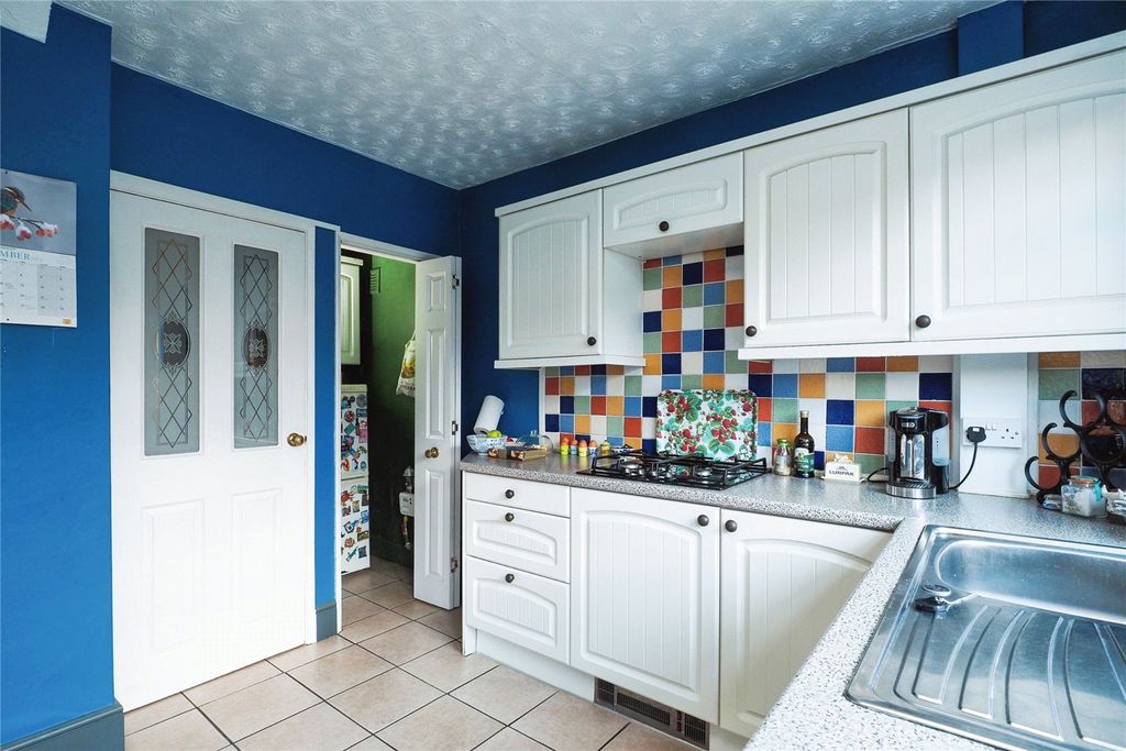 Property photo 3 of 17 Kitchen