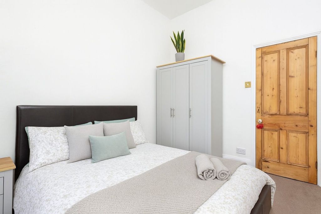 Property photo 2 of 6 Gallery