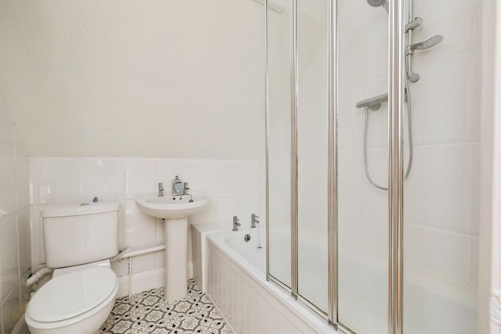 Property photo 3 of 19 Bathroom