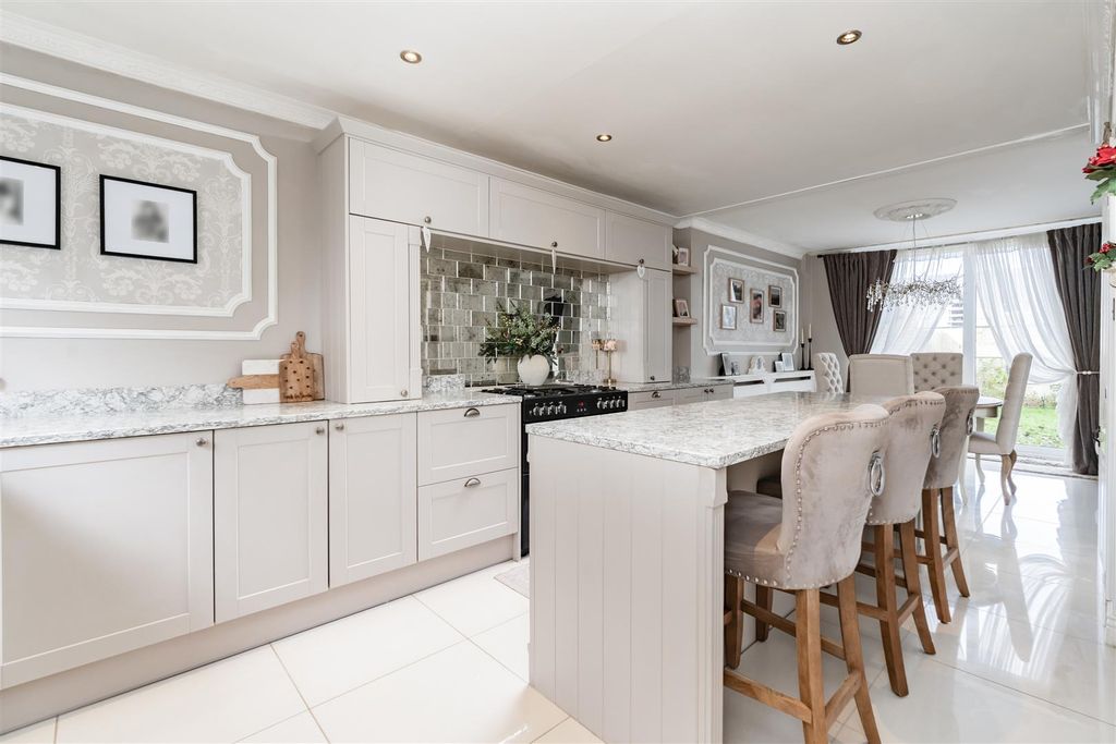 Property photo 2 of 19 87 Punch Croft-Hr22.Jpg