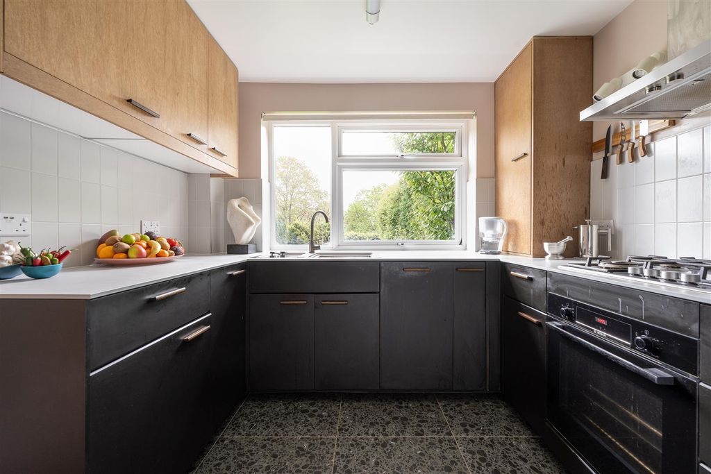 Property photo 3 of 28 Chingford Avenue, E4