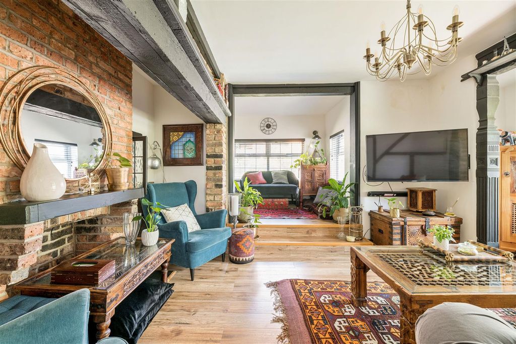 Property photo 2 of 33