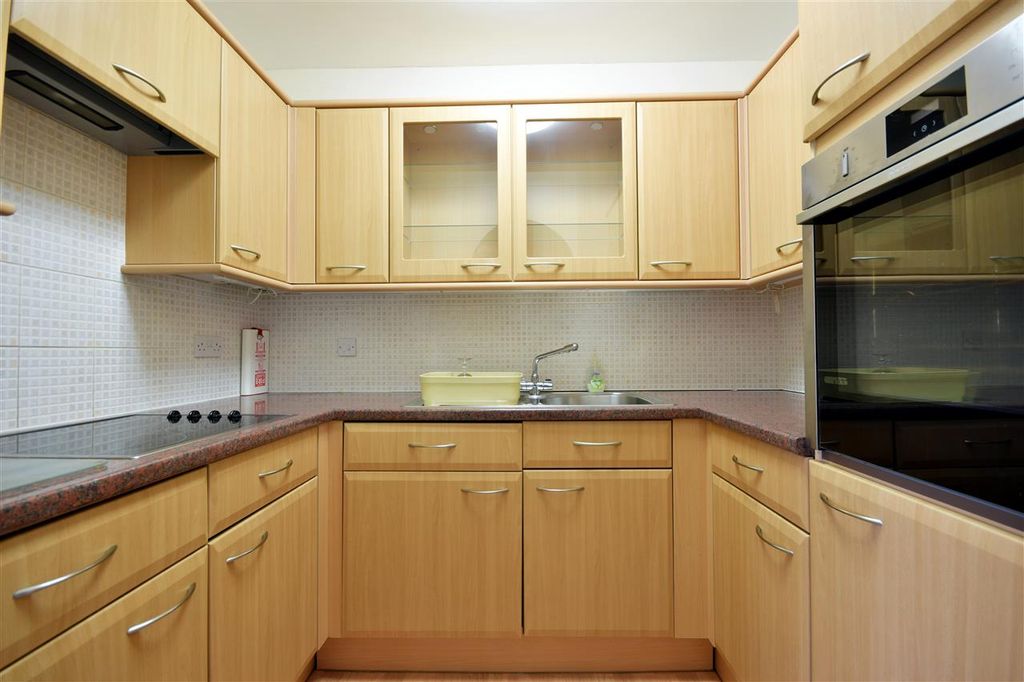 Property photo 3 of 10 Kitchen