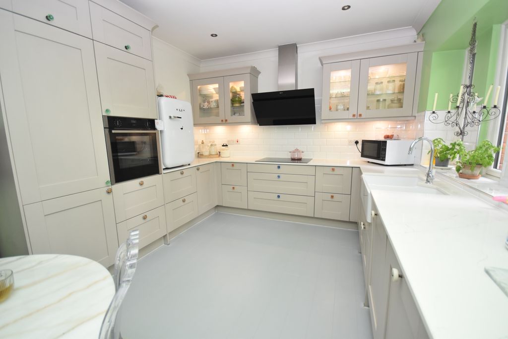 Property photo 3 of 17 Kitchen