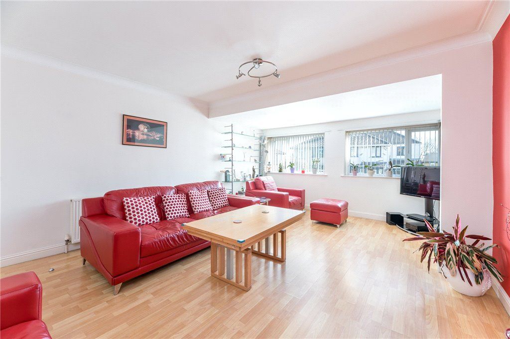 Property photo 3 of 21 Lounge