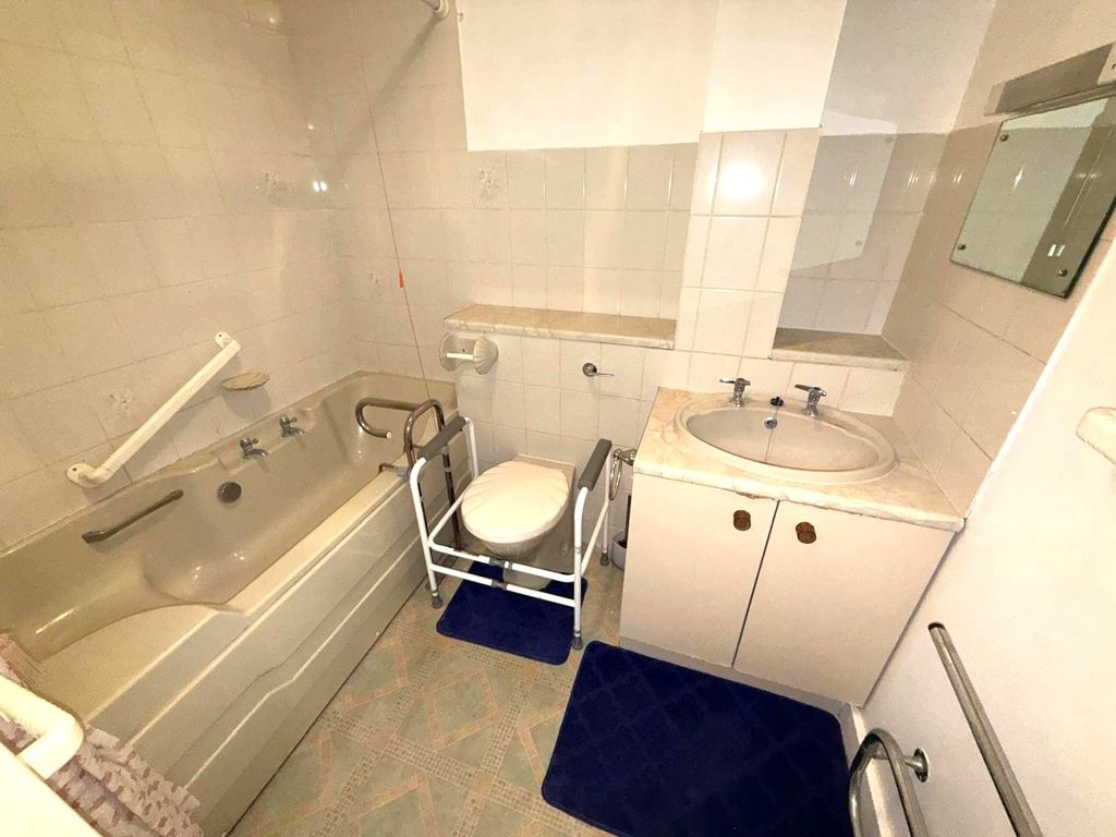 Property photo 3 of 6 Bathroom