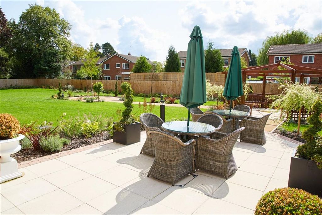 Property photo 2 of 18 Communal Gardens