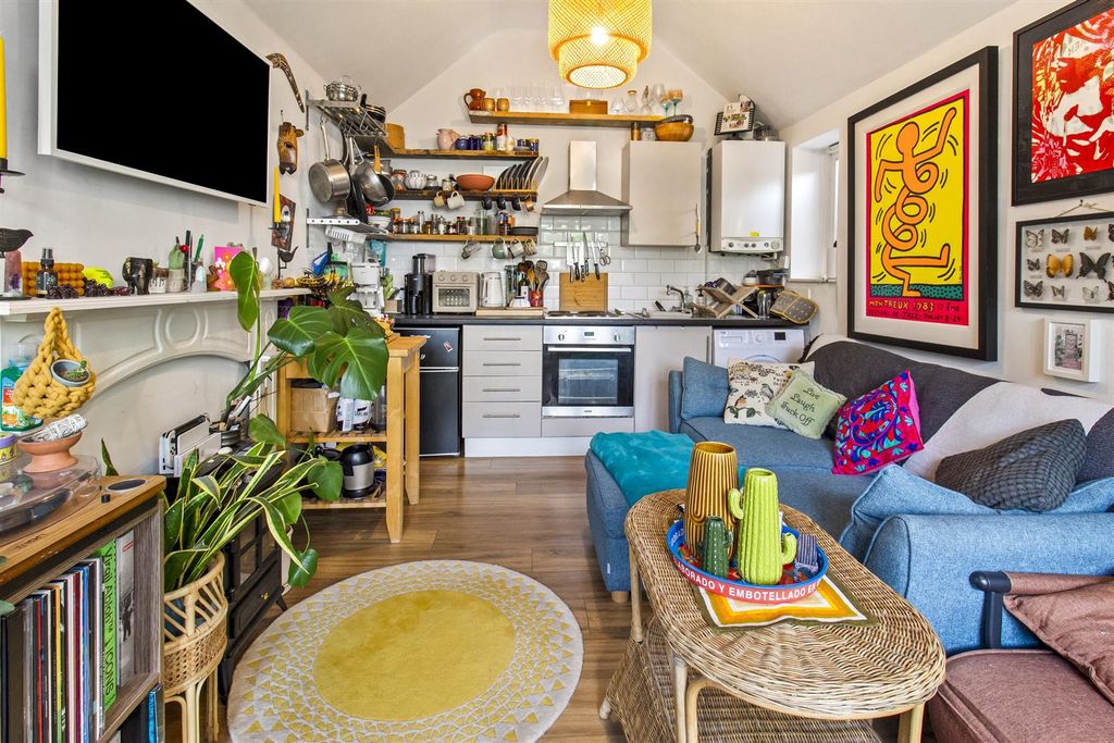 Property photo 3 of 11 13c Tennyson Road_002.Jpg