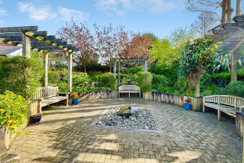 Property photo 3 of 20 Communal Gardens