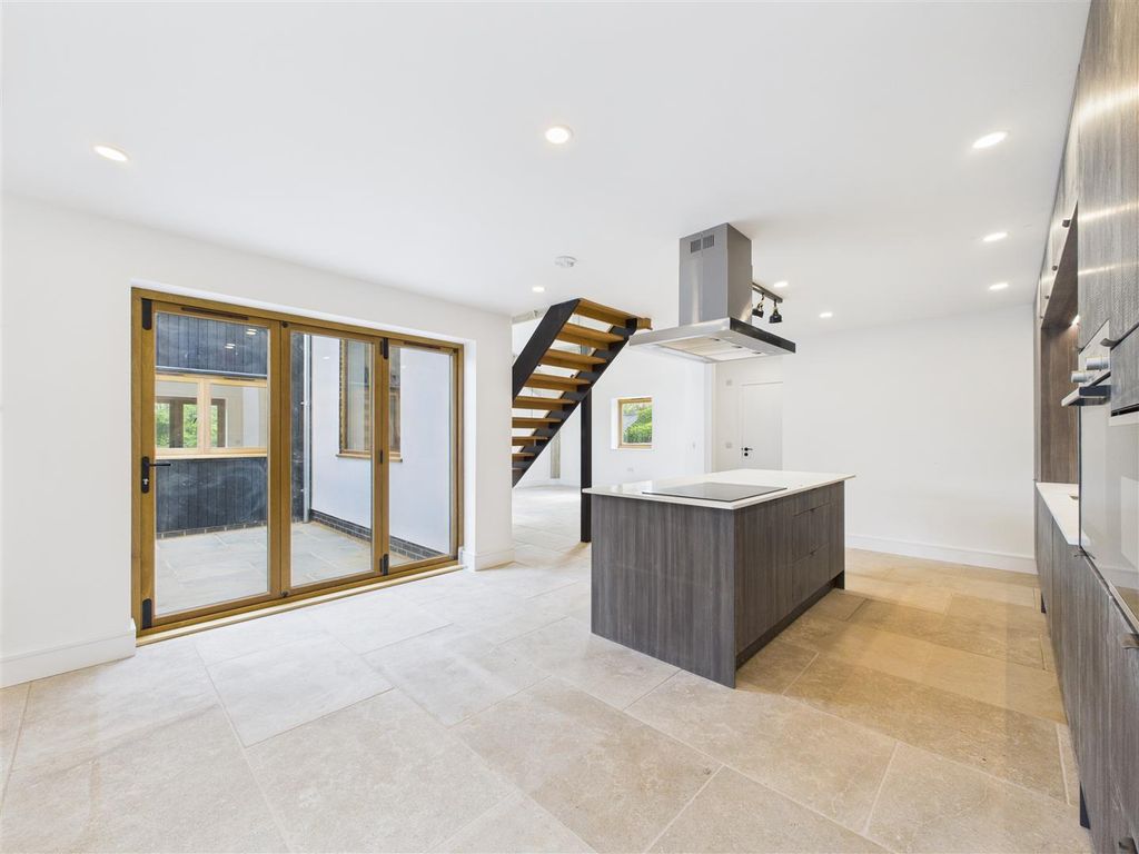 Property photo 3 of 32 Cam03988G0-Pr0072-Still002.Jpg