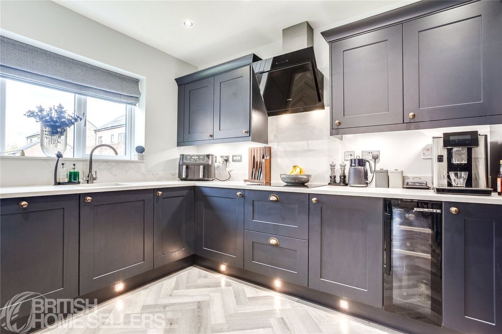 Property photo 2 of 34 Picture No. 21