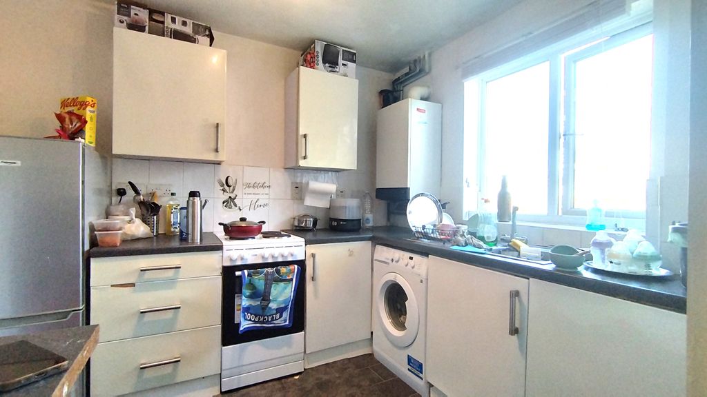 Property photo 2 of 6 Bedroom