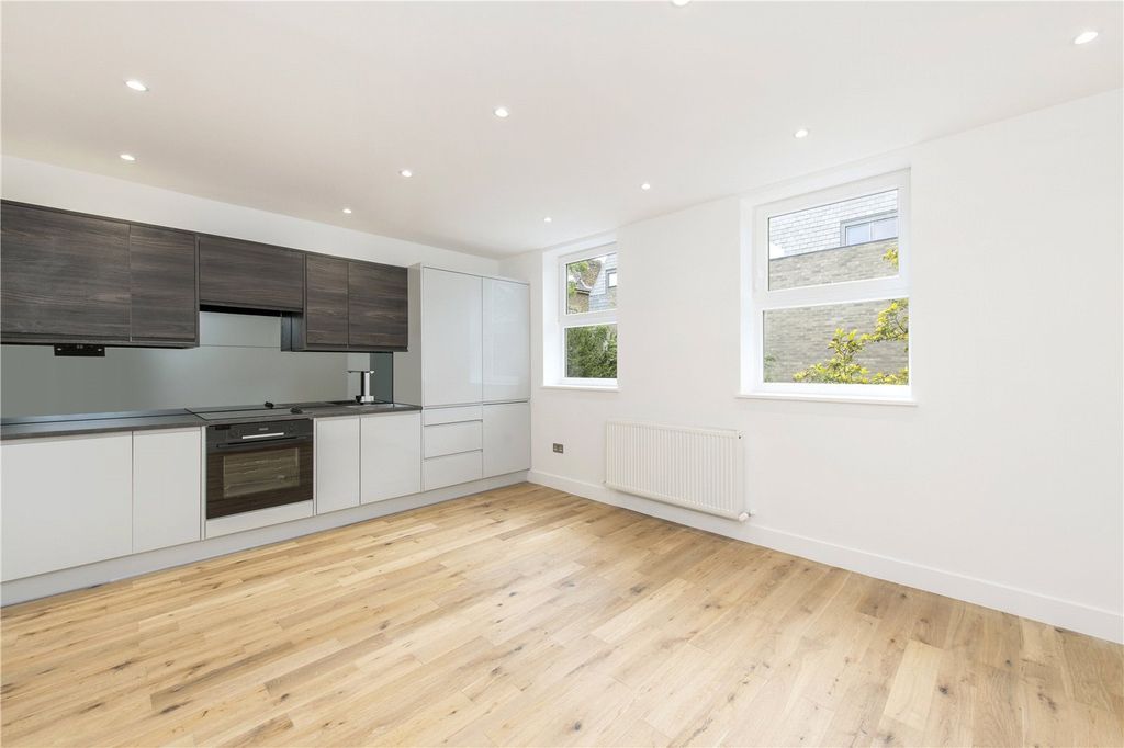 Property photo 3 of 9 Kitchen/Reception