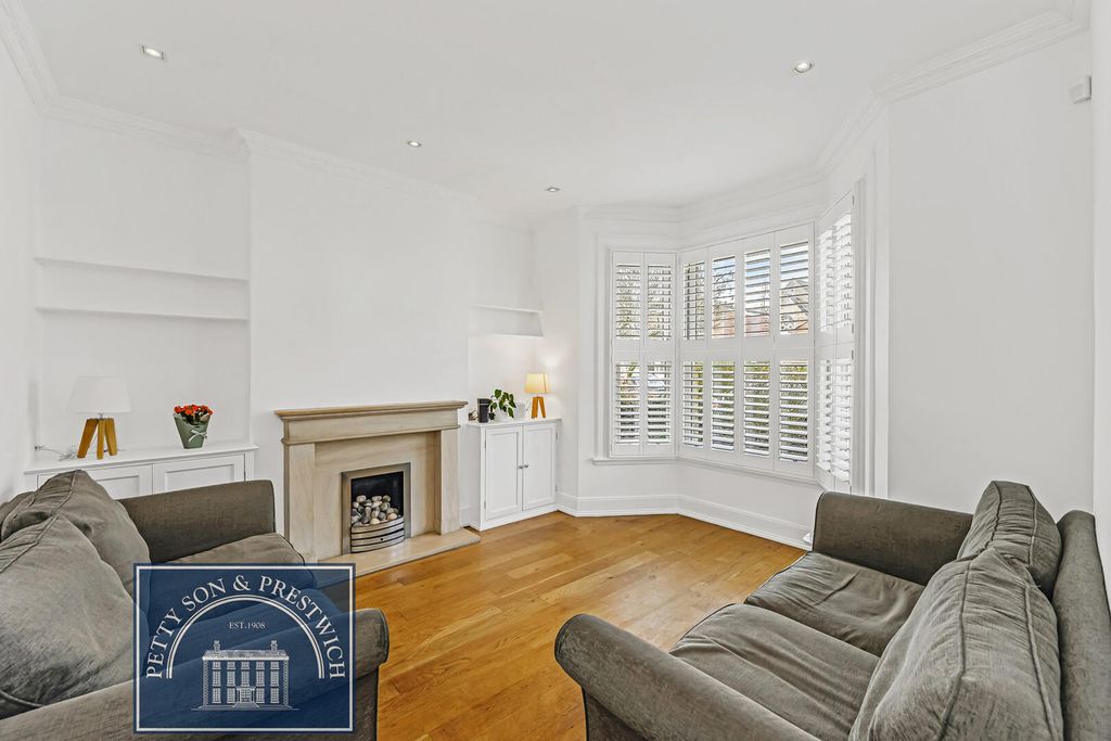 Property photo 2 of 22 Living Room