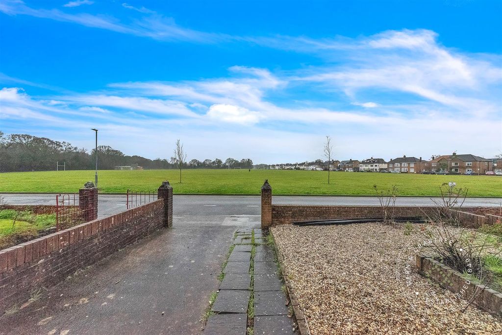 Property photo 2 of 30 King-George-V-Drive-North-09.Jpg