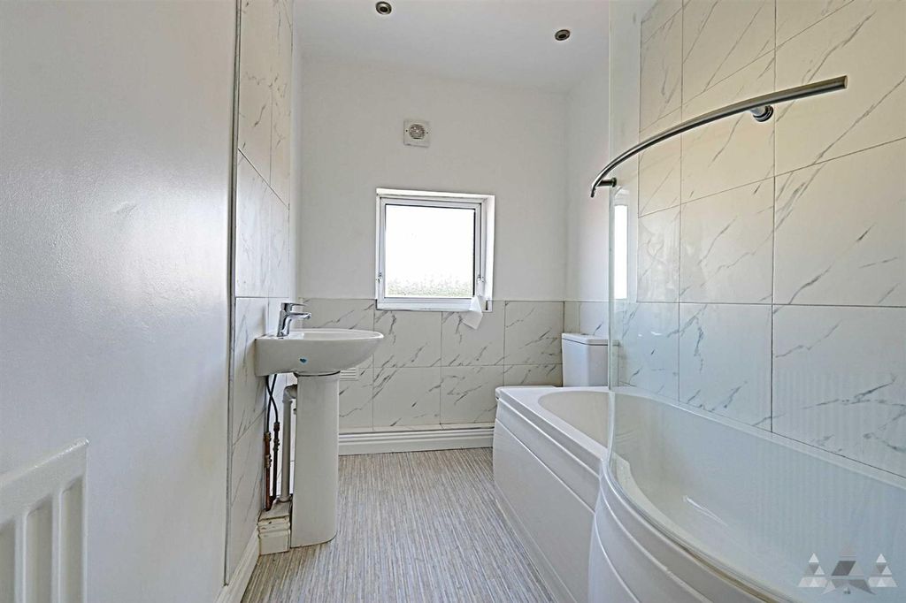 Property photo 2 of 11 Bathroom