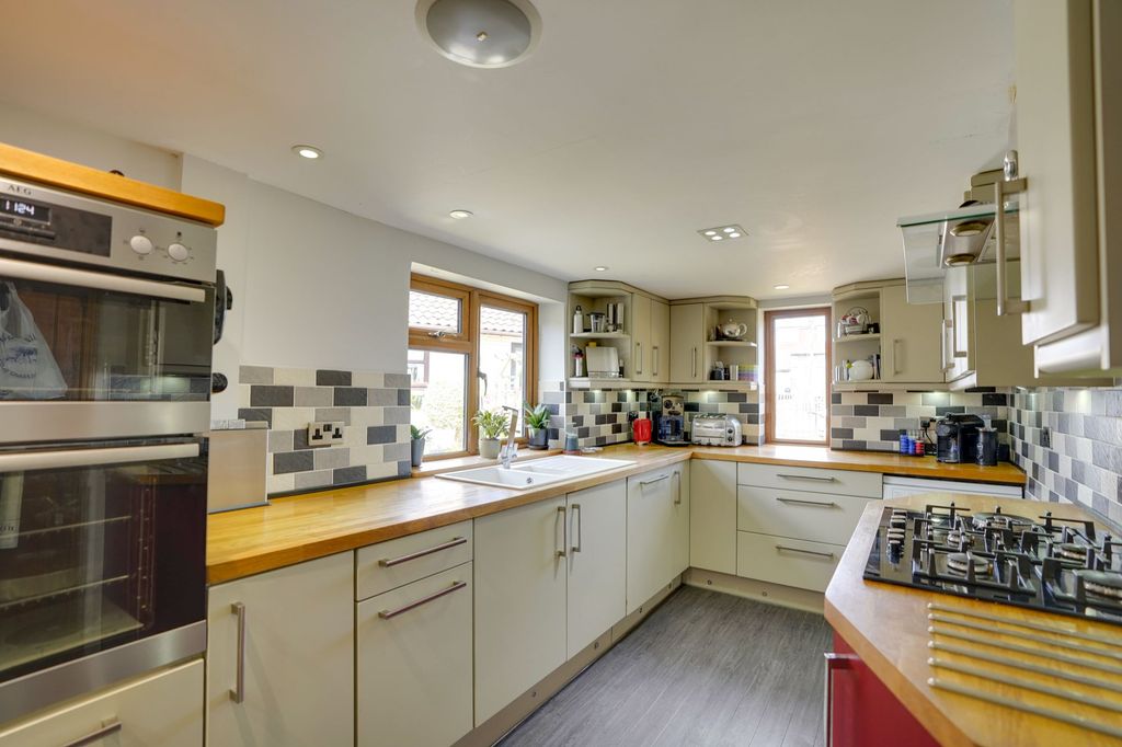 Property photo 3 of 33