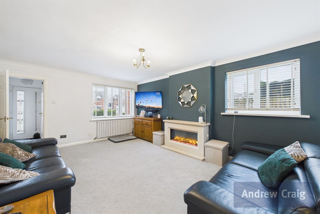 Property photo 2 of 18 Lounge