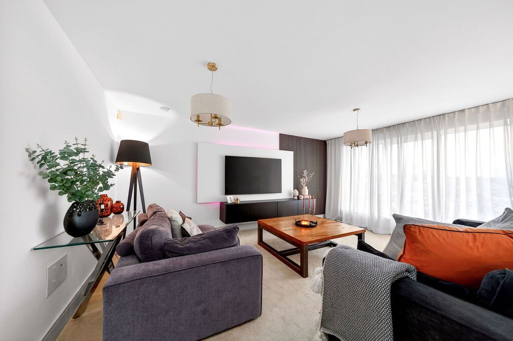 Property photo 3 of 37 Lounge