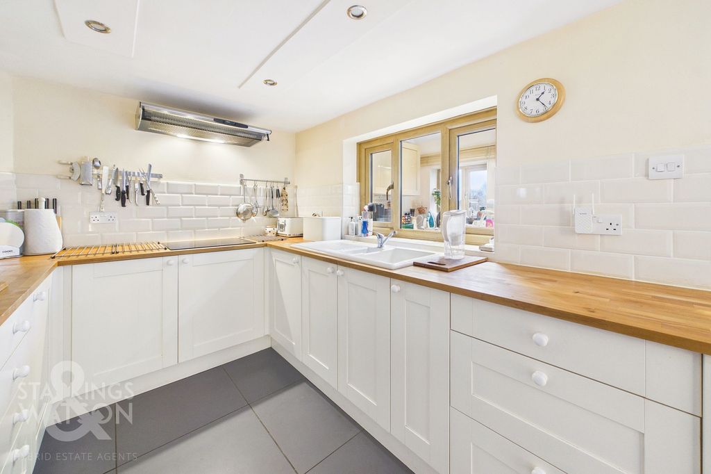Property photo 2 of 34