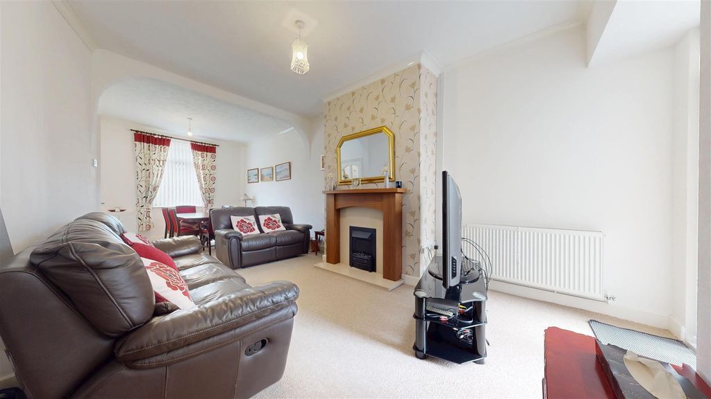 Property photo 3 of 19 West End Road Living Room