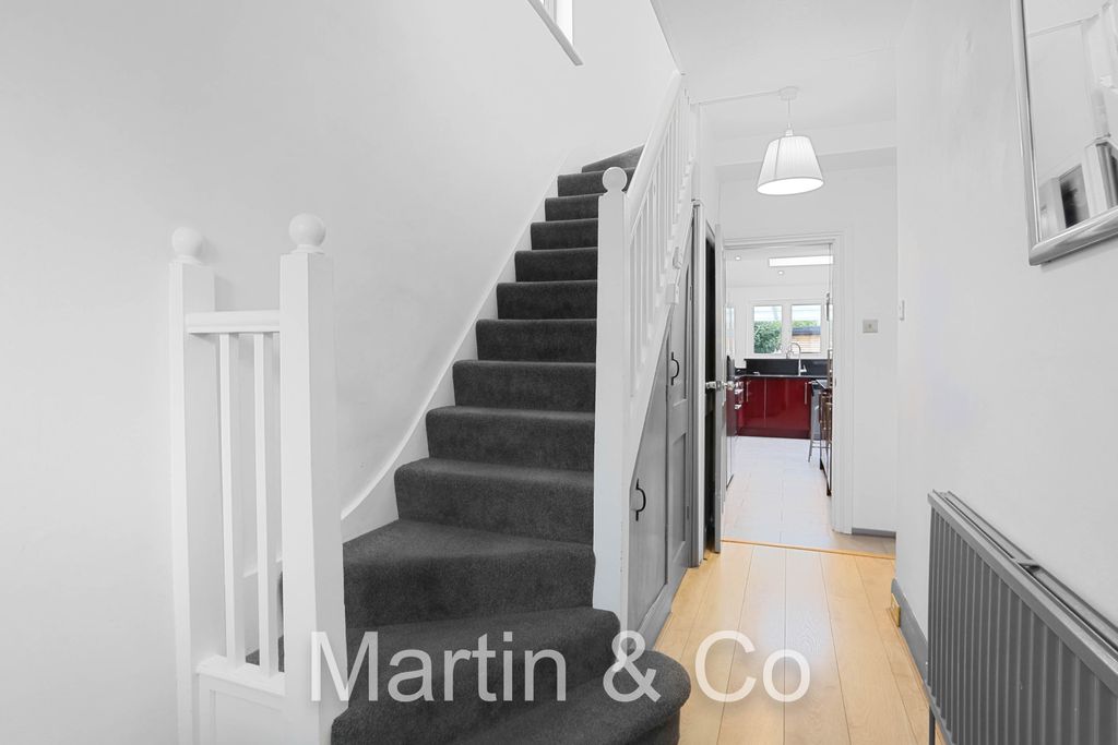 Property photo 2 of 20 1552118070 - 33 Taunton Close, Sm3 - 10