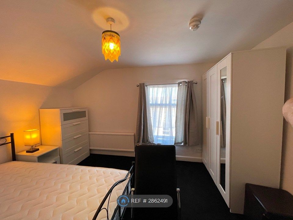 Property photo 1 of 8 Available Double Bedded Room