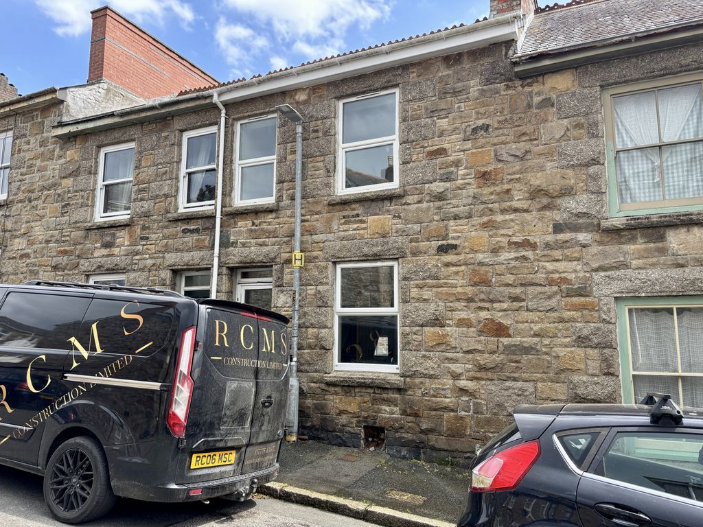 Property photo 1 of 10 3 Bedroom Mid Terraced House For Sale