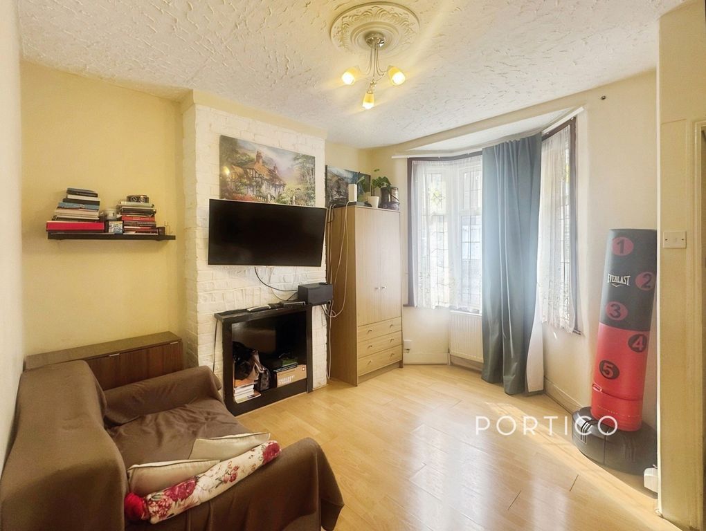 Property photo 3 of 12 Pbox-Img.Png