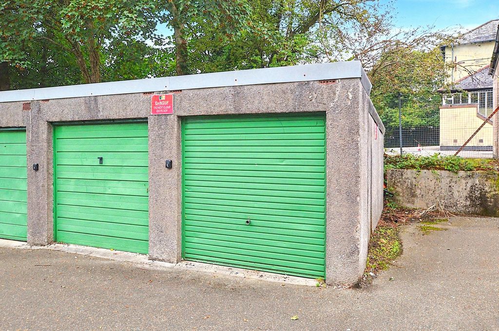 Property photo 1 of 2 Garage External