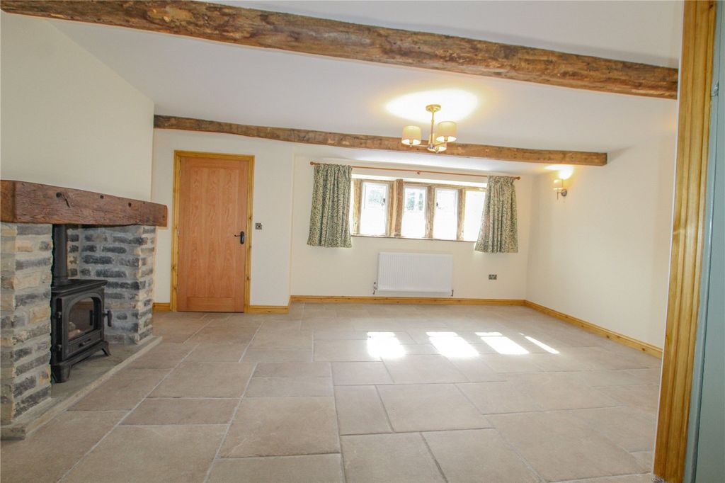 Property photo 3 of 19 Lounge