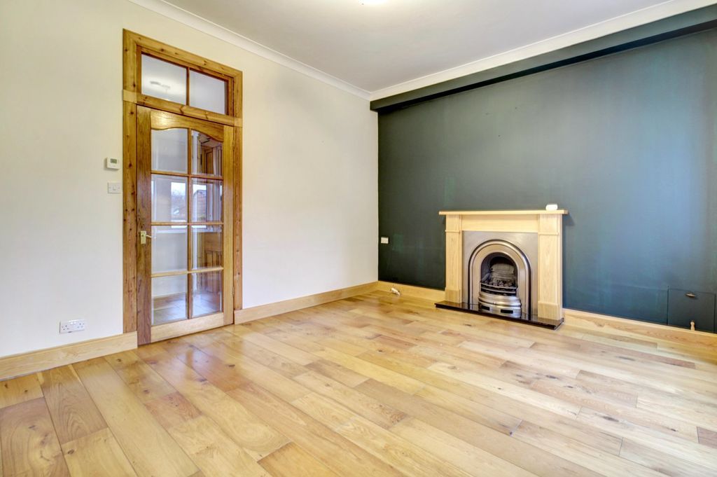 Property photo 3 of 16 Lounge