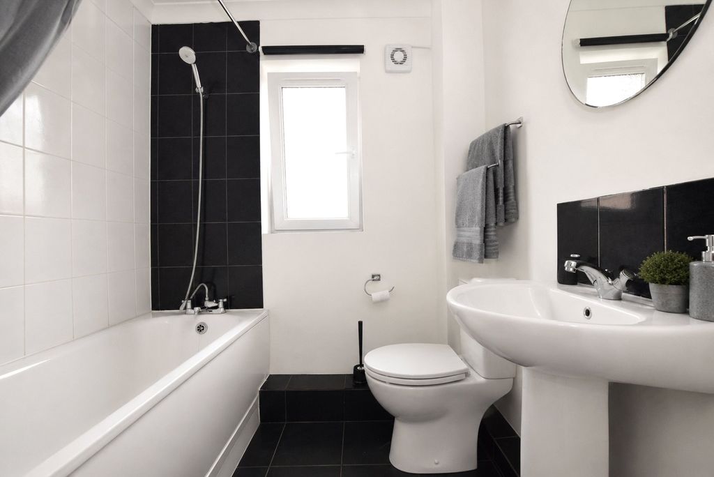 Property photo 2 of 8 Bathroom