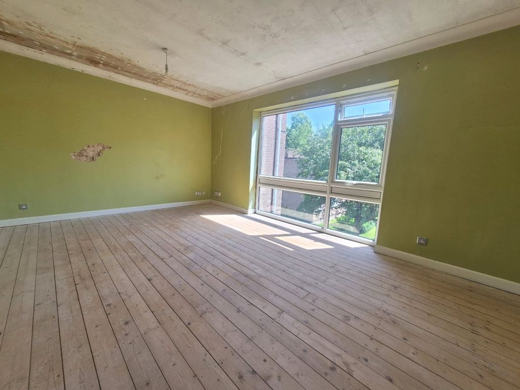 Property photo 3 of 14 Lounge