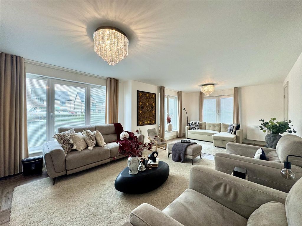 Property photo 3 of 33 Lounge