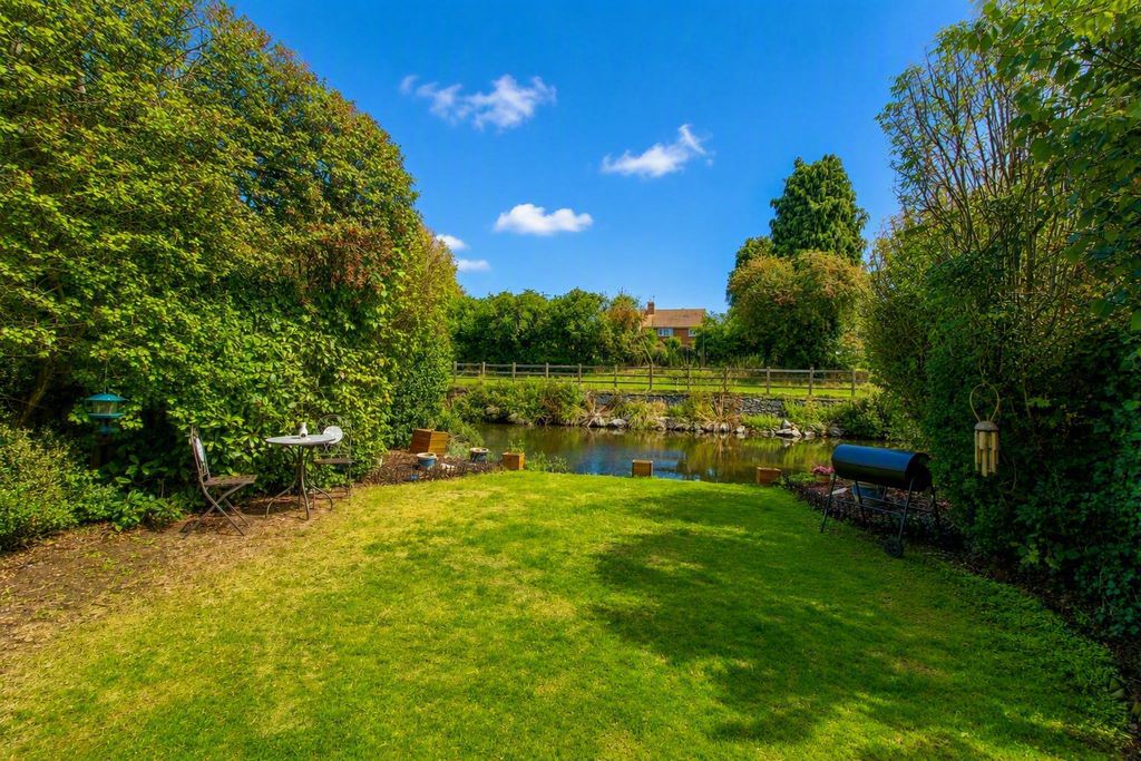 Property photo 2 of 27 Garden