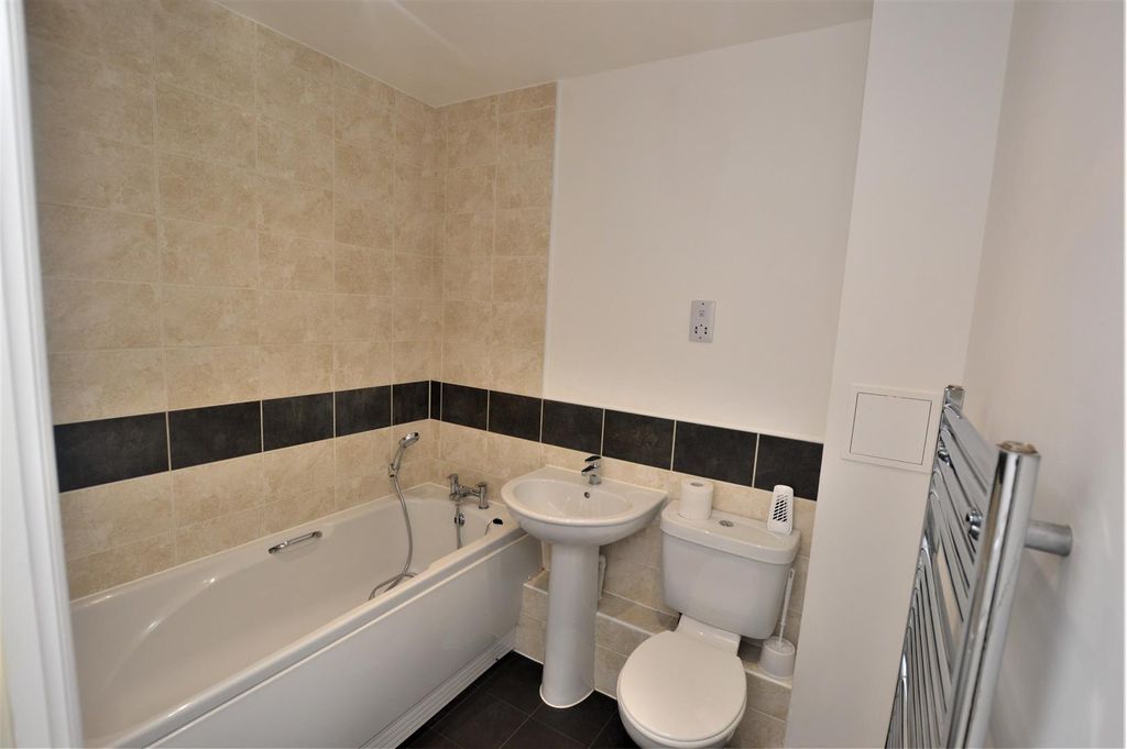 Property photo 2 of 11 Family Bathroom