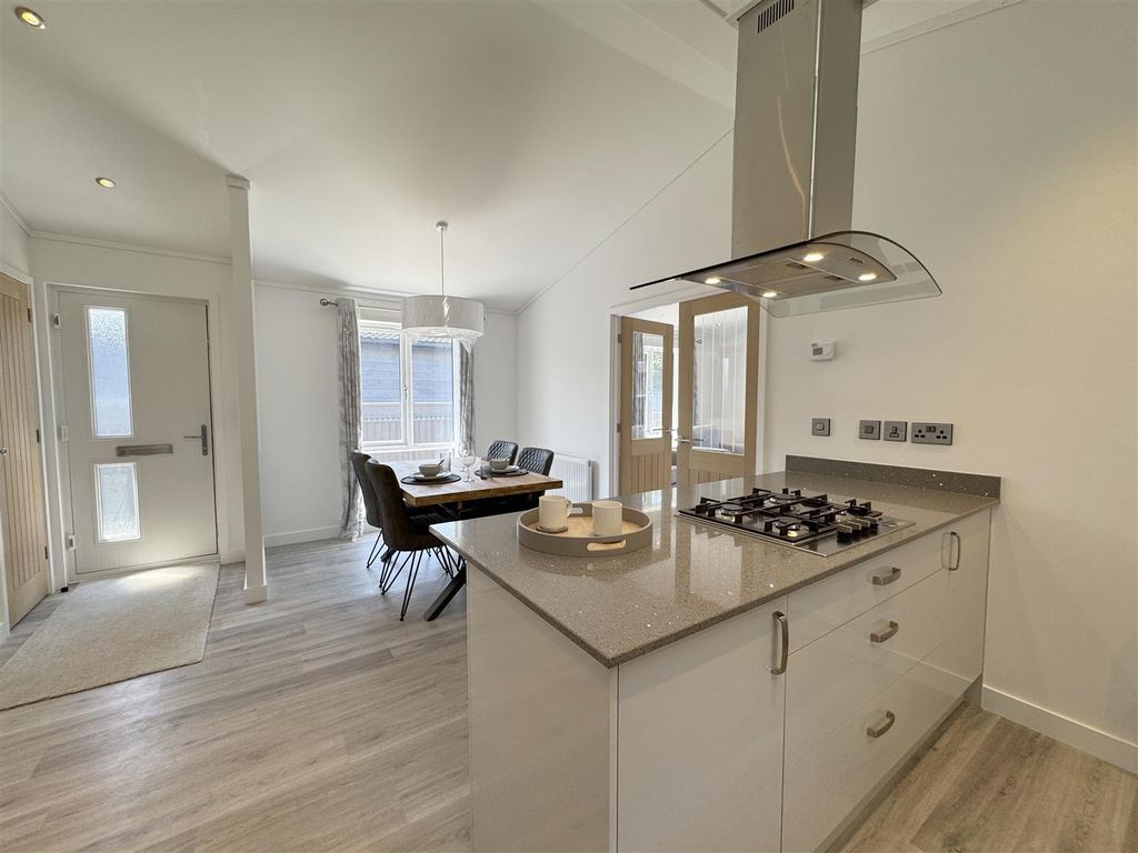 Property photo 3 of 17 Kitchen/Diner
