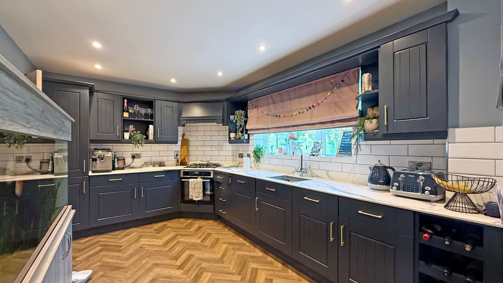 Property photo 3 of 19 Kitchen