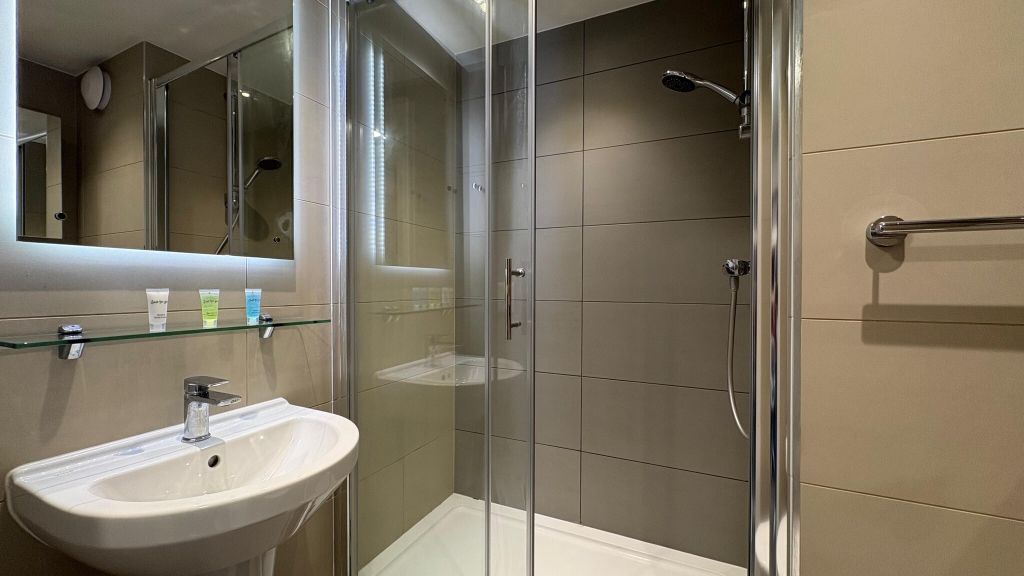 Property photo 3 of 31 Bathroom