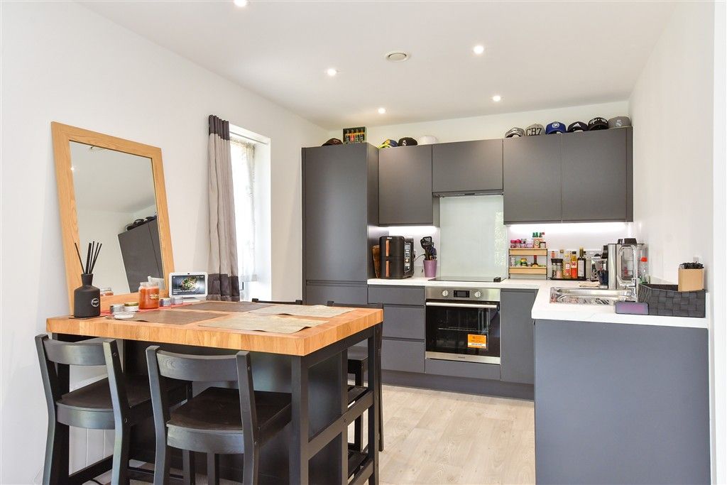 Property photo 3 of 11 Kitchen
