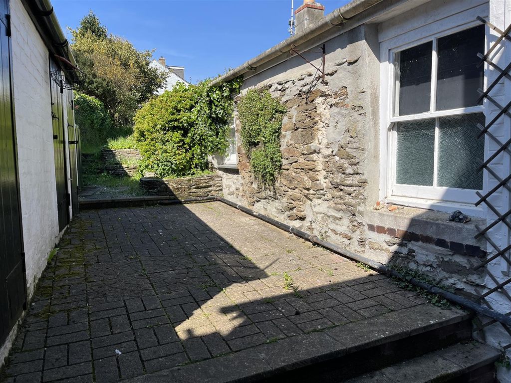 Property photo 3 of 14 Courtyard.Jpg