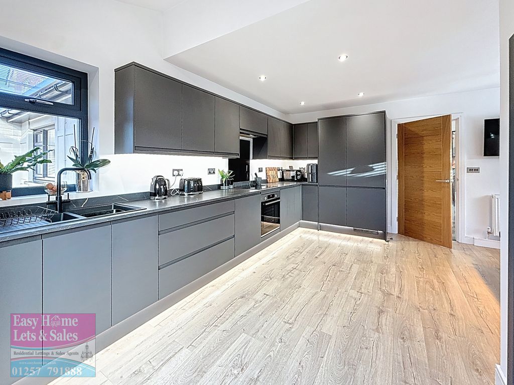 Property photo 3 of 28 Kitchen/Dining Room