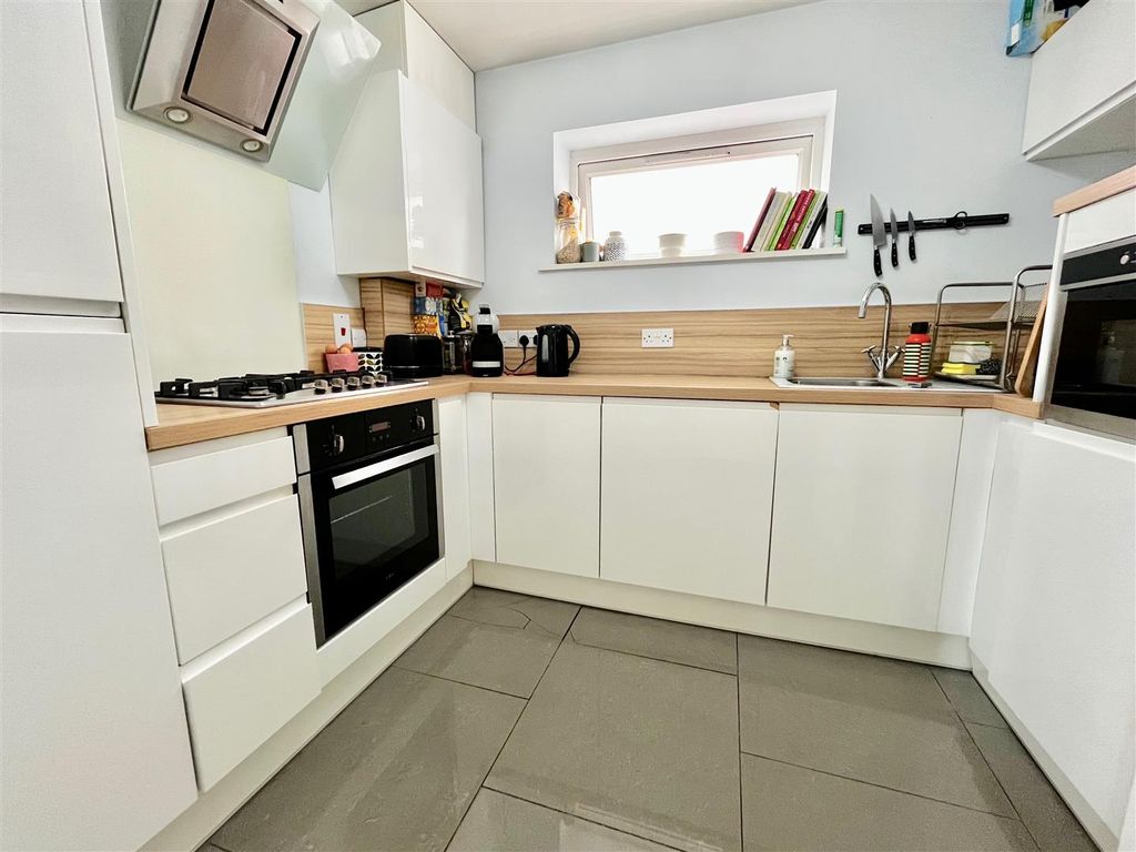 Property photo 3 of 7 Kitchen