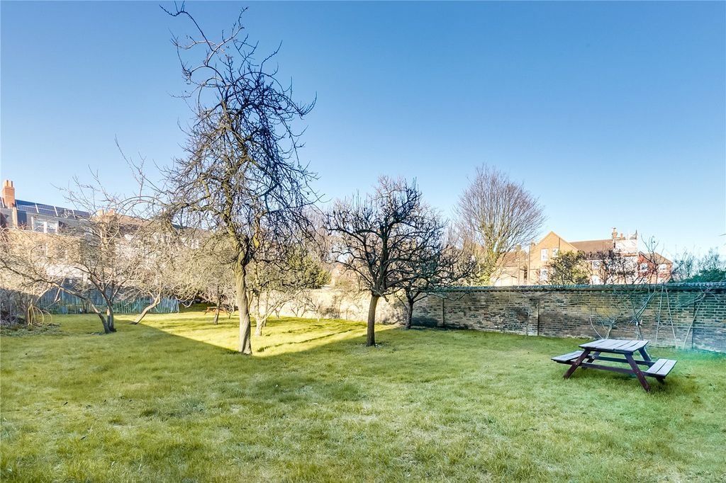 Property photo 3 of 9 Communal Gardens