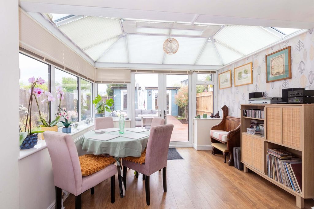 Property photo 3 of 18 Conservatory